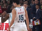 杨瀚森扣篮瞬间：空中失控，扣飞成经典一幕